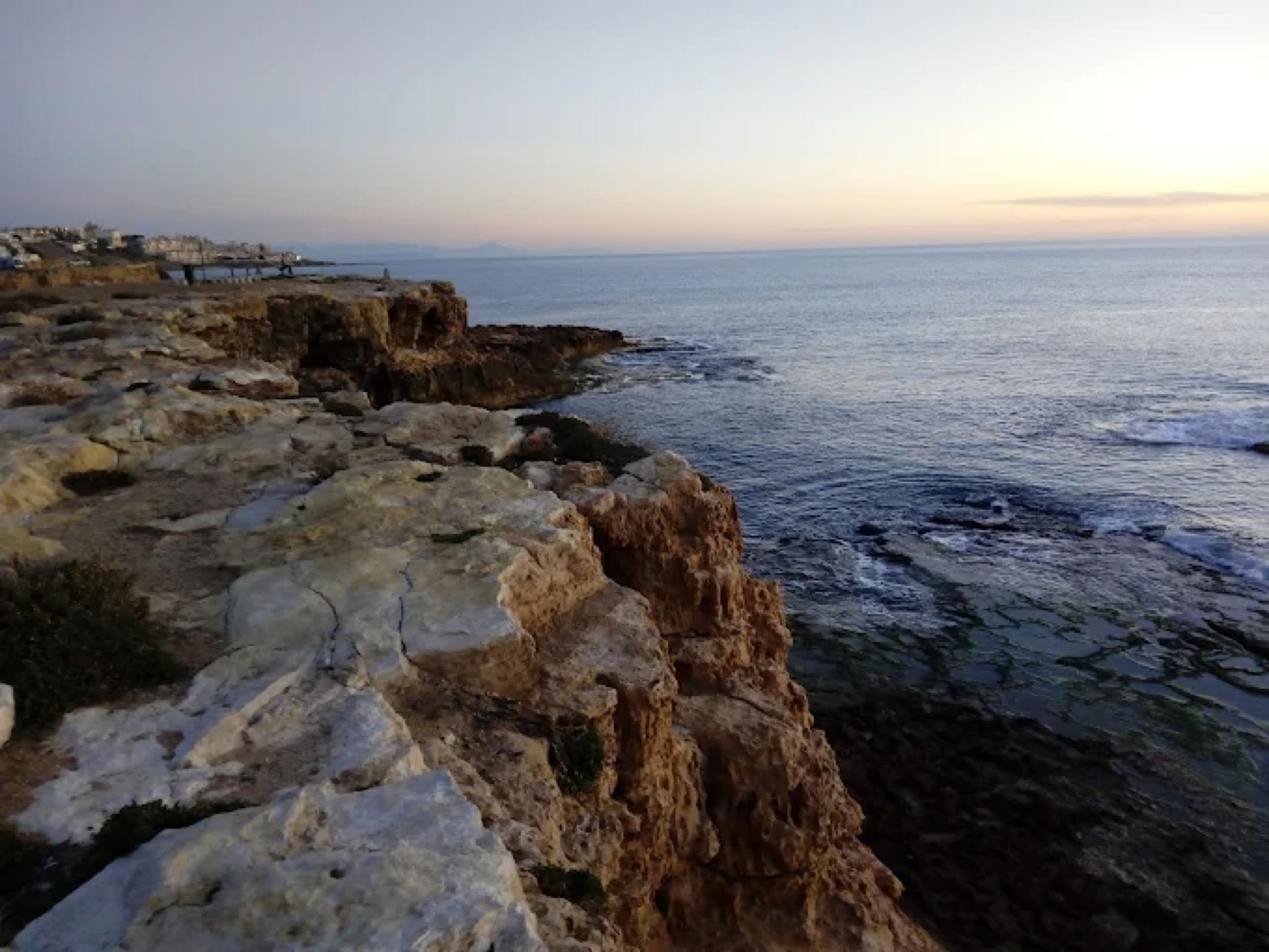 Cala junto a la Residencia Mar Bella en Torrevieja
